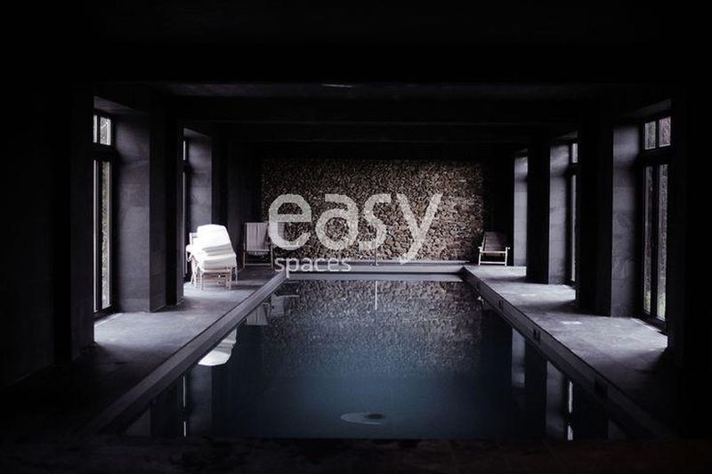 Event venue with swimming pool located in the city of Paris for exclusive gatherings